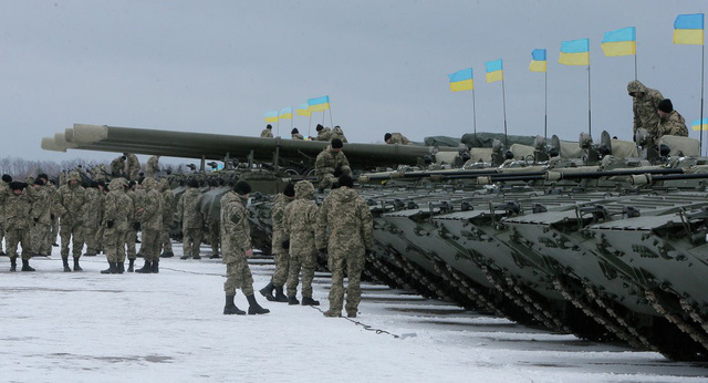 Dàn xe bọc thép của quân đội Ukraine - Ảnh chụp màn hình AP