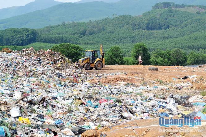 Bãi chôn lấp rác thải và chất thải rắn Nghĩa Kỳ hiện đang trong tình trạng quá tải.