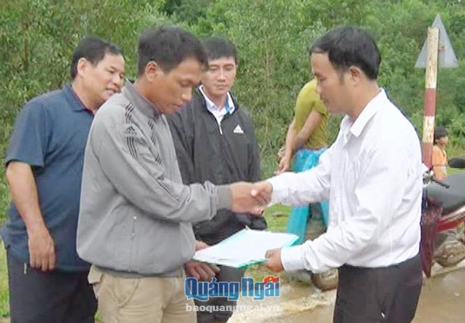  Lãnh đạo huyện Sơn Tây trao tặng quà cho người dân bị cô lập.