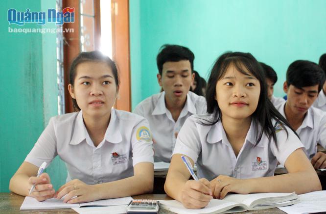 Học sinh Trường THPT Huỳnh Thúc Kháng trong giờ học.                                              ẢNH: TL