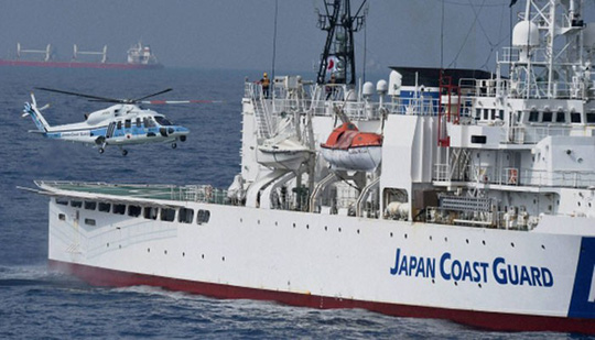 Tàu và trực thăng của lực lượng bảo vệ bờ biển Nhật Bản: Ảnh: PTI