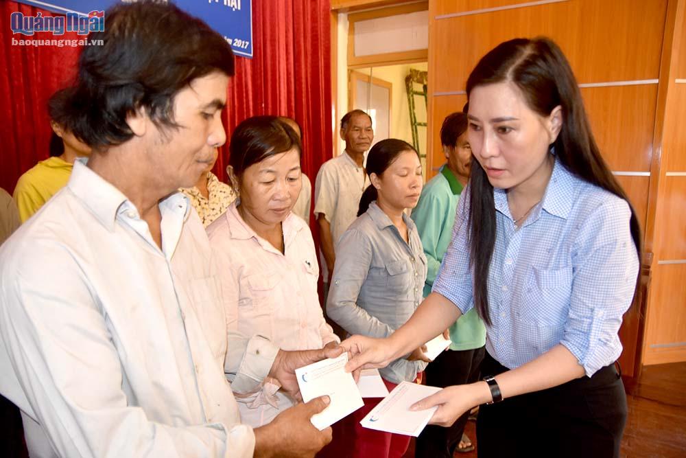Chủ tịch HĐND tỉnh Bùi Thị Quỳnh Vân trao quà cho người dân vùng lũ Bình Sơn