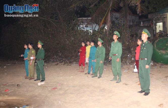 Lực lượng BĐBP, Công an, Dân quân cùng nhân dân xã Bình Hải quan sát trên biển tìm kiếm nạn nhân đuối nước