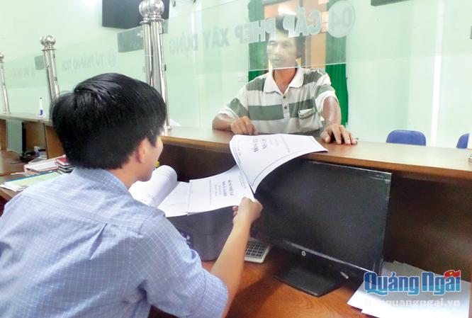 Bộ phận một cửa của huyện Trà Bồng giải quyết TTHC cho người dân.
