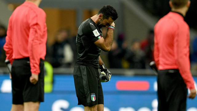 Gianluigi Buffon đã bật khóc sau khi tiếng còi kết thúc trận đấu của trọng tài Antonio Mateu Lahoz vang lên