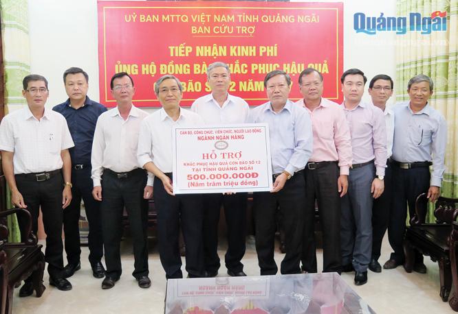 Chủ tịch Ủy ban MTTQ Việt Nam tỉnh tiếp nhận số tiền hỗ trợ.                                                                                       ẢNH: Thanh Thuận