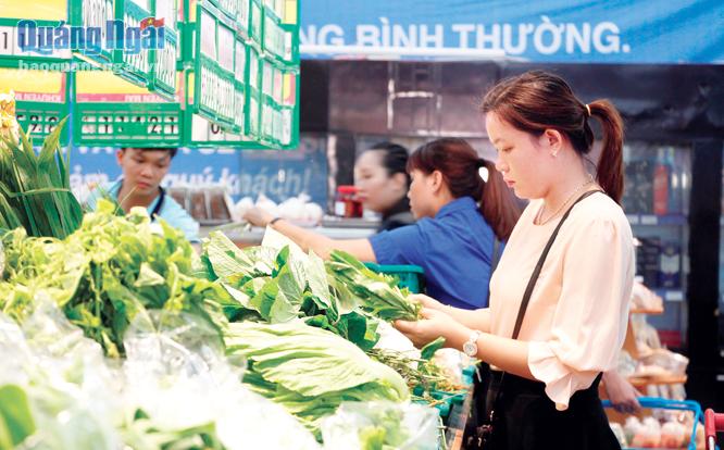 Người tiêu dùng chọn mua rau xanh tại Siêu thị Co.op Mart Quảng Ngãi.