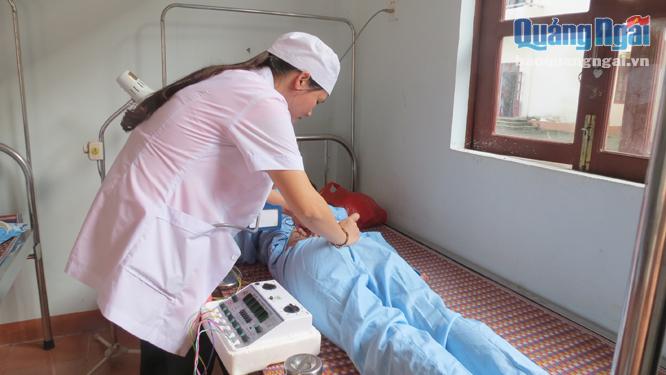 Bệnh nhân được châm cứu tại Khoa đông y Trung tâm y tế huyện Minh Long.