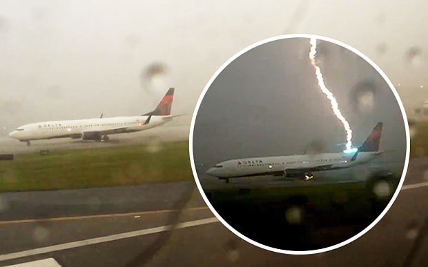  Máy bay của hãng Delta (Mỹ) bị sét đánh khi đang trên đường lăn - Ảnh chụp màn hình