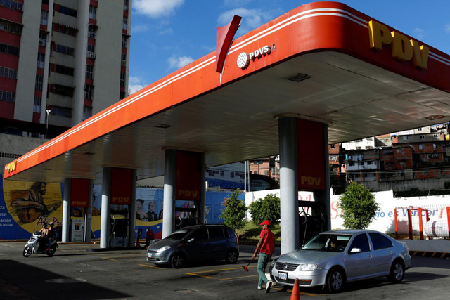 Một trạm xăng của công ty năng lượng nhà nước Venezuela PDVSA ở thủ đô Caracas - Ảnh: Reuters