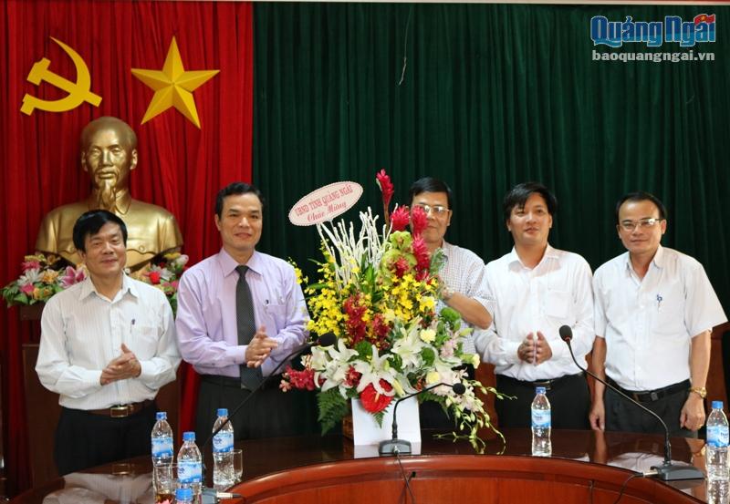 Phó Chủ tịch UBND tỉnh Đặng Ngọc Dũng tặng hoa chúc mừng tập thể cán bộ, công chức, viên chức Sở GD&ĐT.
