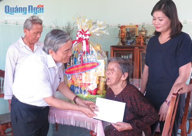 Chủ tịch Ủy ban MTTQ Việt Nam tỉnh Lê Quang Thích tặng quà đối tượng chính sách.  ẢNH: MTTQ