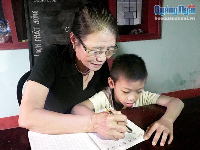Gia Khang, cậu học trò nhỏ tuổi nhất lớp được bà Cúc rèn từng nét bút.