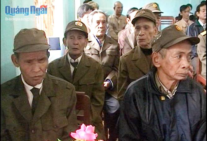 Anh hùng Đinh Tía (đầu tiên bên phải) và Anh hùng Đinh Banh trong một buổi gặp mặt với  lãnh đạo huyện Sơn Hà.