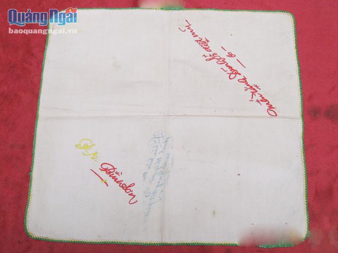 Chiếc khăn mùi xoa của Đinh Tía có số đăng ký: BTK5 - 850/B.66 đang được trưng bày tại Bảo tàng Khu 5.