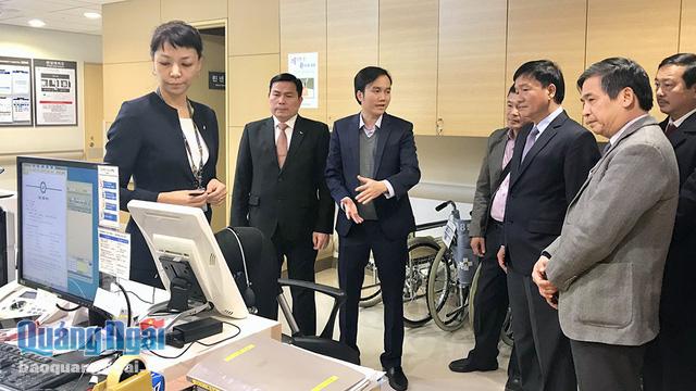 Đoàn công tác của lãnh đạo tỉnh Quảng Ngãi tham quan phòng khám ngoại trú hiện đại của Bệnh viện Đại học Chung - Ang (Hàn Quốc)