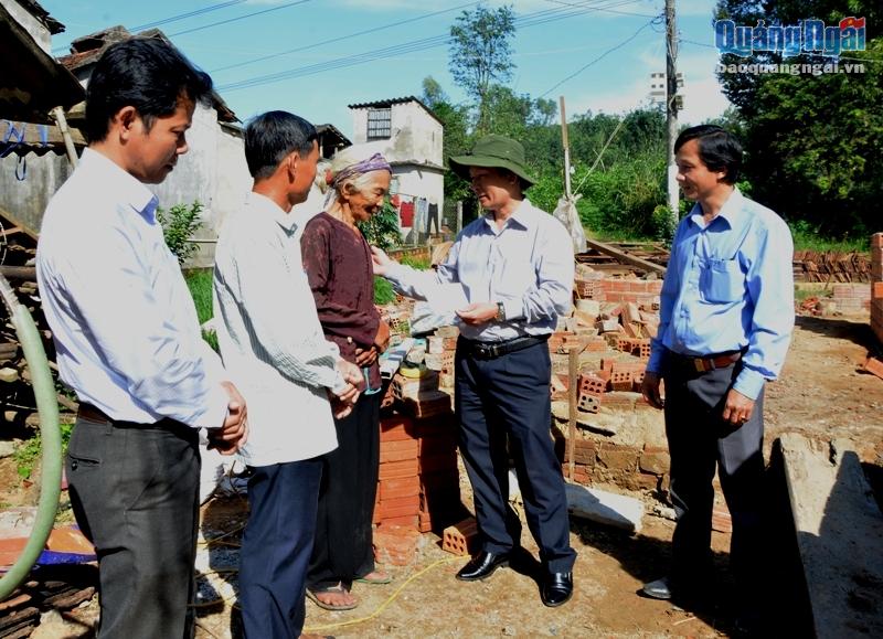 Phó Bí thư Huyện ủy Bình Sơn Đỗ Thiết Khiêm trao tiền hỗ trợ cho gia đình bà Nguyễn Thị Nhược, ở xã Bình Khương.