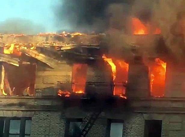 Ngọn lửa dữ dội trên tầng cao nhất - Ảnh: REUTERS
