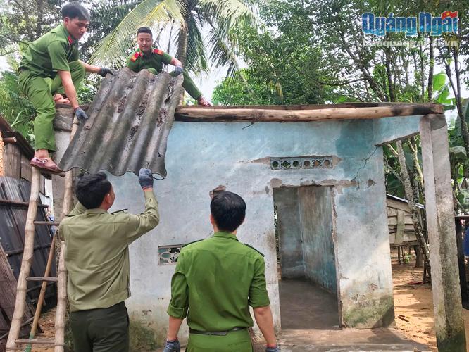 Công an huyện Sơn Hà giúp dân sửa lại nhà bị hư hỏng do đợt mưa lũ đầu tháng 11 vừa qua.