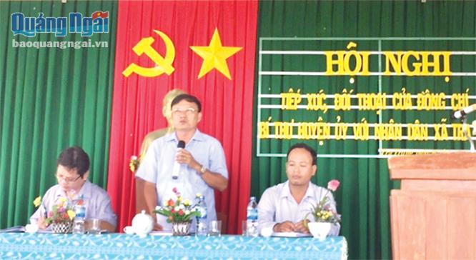 Bí thư Huyện ủy Tây Trà Phạm Xuân Vinh trả lời những thắc mắc, kiến nghị của người dân.
