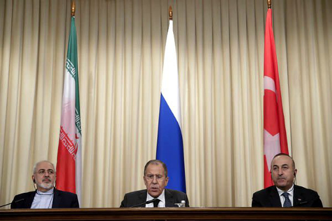 Từ trái sang phải: Ngoại trưởng Iran Mohammad Javad Zarif, Ngoại trưởng Nga Sergei Lavrov và Ngoại trưởng Thổ Nhĩ Kỳ Mevlut Cavusoglu tại Antalya. Ảnh: MNA