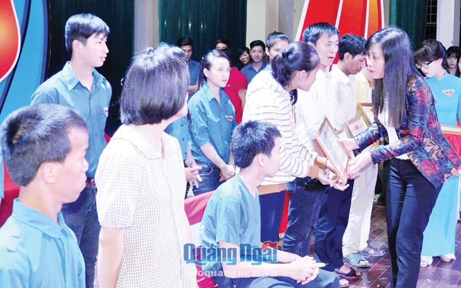  Ủy viên dự khuyết Trung ương Đảng, Chủ tịch HĐND tỉnh Bùi Thị Quỳnh Vân trao học bổng cho học sinh, sinh viên Quảng Ngãi có cuộc sống khó khăn nhưng học giỏi.