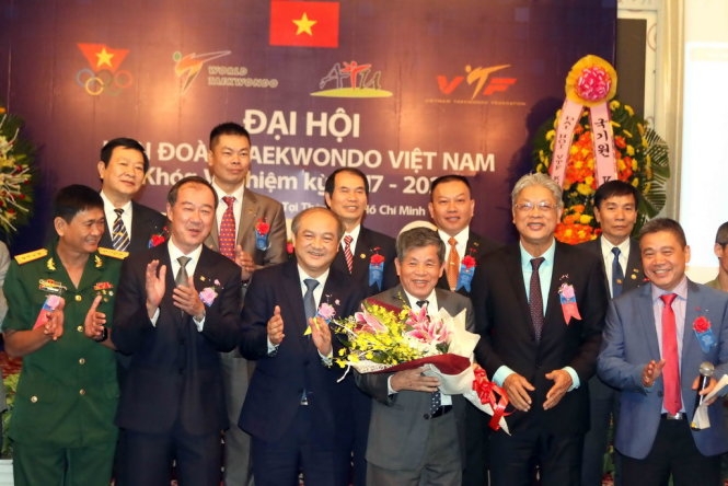 Chủ tịch VTF Trương Ngọc Để (hàng trên, thứ 2 từ phải) cùng ban chấp hành VTF khóa V ra mắt. Ảnh: N.K