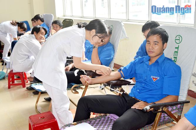 Đoàn viên thanh niên tham gia hiến máu tại Khoa Huyết học và truyền máu, Bệnh viện Đa khoa tỉnh.