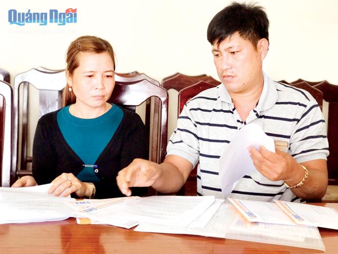  Vợ chồng anh Nguyễn Văn Trung, người hùn vốn mua tàu với ngư dân Bùi Ngọc Lành lặn lội đi 