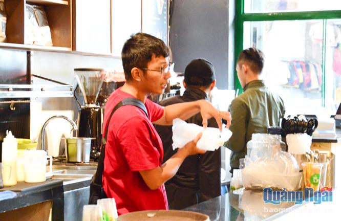 Chàng thanh niên Phan Tài Phong chọn khởi nghiệp bằng cách mở quán cà phê mang thương hiệu của riêng mình.