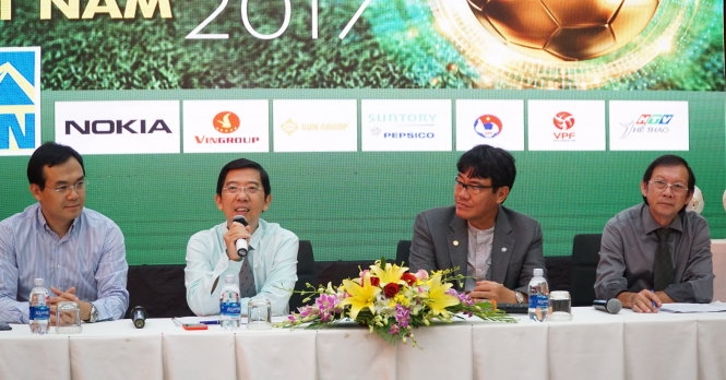 Trưởng ban tổ chức bầu chọn Quả bóng vàng VN 2017- nhà báo Nguyễn Thành Lợi (thứ hai từ trái) giới thiệu về cuộc bầu chọn. Ảnh: S.H
