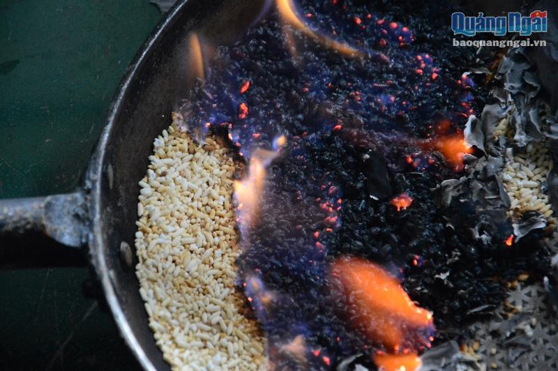 Khi đốt, gạo nghi giả hoặc tẩm hóa chất bắt lửa rất nhanh.