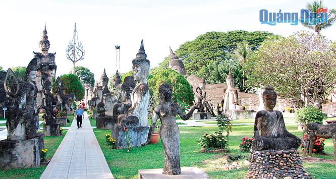 Đến vườn tượng du khách sẽ choáng ngợp khi thấy hàng trăm bức tượng bằng bê-tông phỏng theo thần thoại, điển tích Phật giáo.