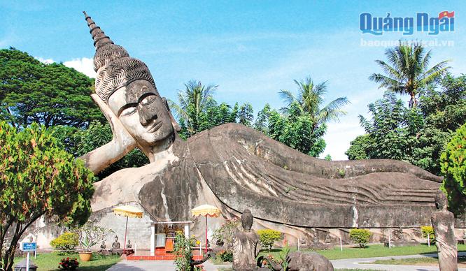   Đặc biệt có một tượng Phật nằm rất lớn, vẻ mặt trầm tư, dài tới 40m và cao 10m.
