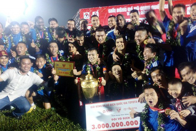 Các cầu thủ Quảng Nam ăn mừng ngôi vô địch V-League 2017. Ảnh: LÊ TRUNG