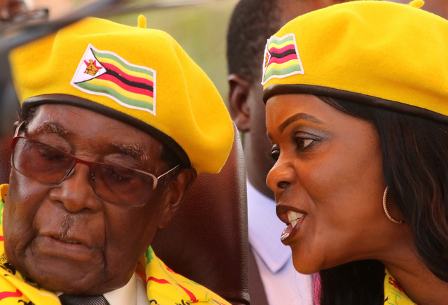 Tổng thống Mugabe và vợ trong những ngày vùng vẫy cuối cùng trước khi từ chức - Ảnh: REUTERS