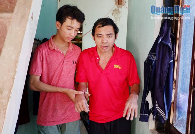 Ngoài thời gian học, em Nguyễn Duy Phúc thay mẹ chăm sóc cho ba.