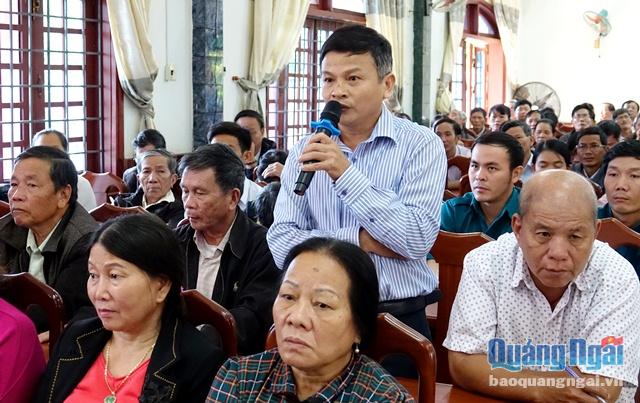 Cử tri thị trấn Ba Tơ bày tỏ ý kiến với Đoàn ĐBQH tỉnh 
