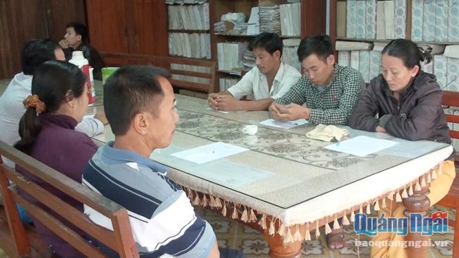 Các đối tượng đánh bạc bị bắt quả tang tại xã Phổ Ninh, huyện Đức Phổ