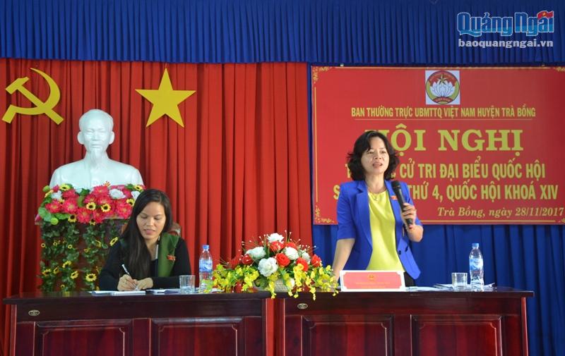 Bà Phạm Thị Thu Trang trả lời kiến nghị của cử tri.