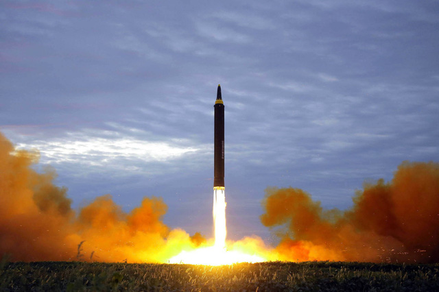 Một vụ thử tên lửa của Triều Tiên (Ảnh: Reuters)