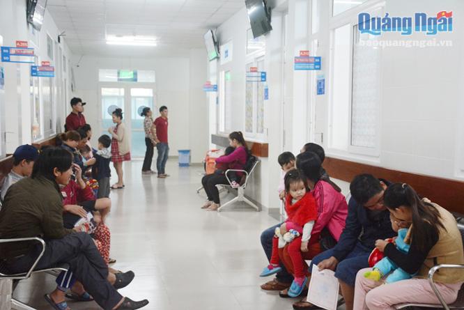 Bệnh nhân chờ khám bệnh tại Bệnh viện Sản- Nhi.