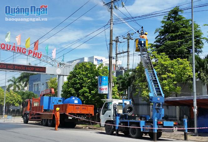 Vệ sinh hotline lưới điện tại KCN Quảng Phú.