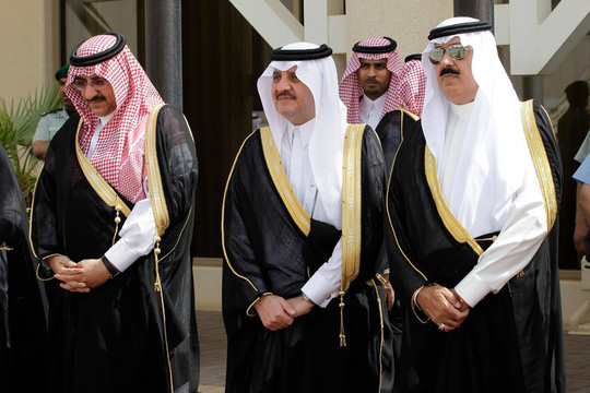  Hoàng thân Miteb bin Abdullah (ngoài cùng bên phải). Ảnh: AP
