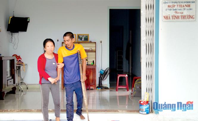 Vợ chồng anh Lê Tấn Hưng trong ngôi nhà mới được các đơn vị, nhà hảo tâm tài trợ xây dựng.