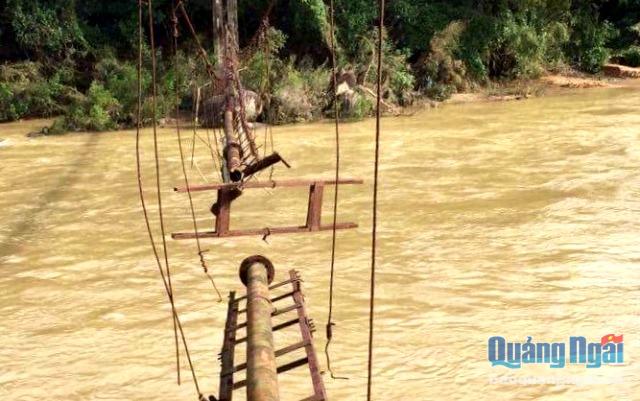 Đường ống dẫn nước bắt qua sông Trà Bồng bị mưa lũ làm hư hỏng