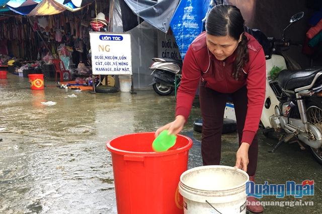 Nhiều hộ dân tận dụng nguồn nước mưa để sinh hoạt