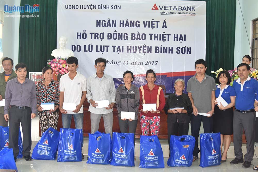 Ngân hàng Việt Á trao quà cho người dân vùng lũ ở huyện Bình Sơn