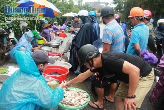Anh Lê Tấn Đạt, 35 tuổi, nhà ở tận phường Nghĩa Lộ nhưng biết ở đây có cá đồng, cá sông nên dù mưa gió vẫn lặn lội đến tìm mua.