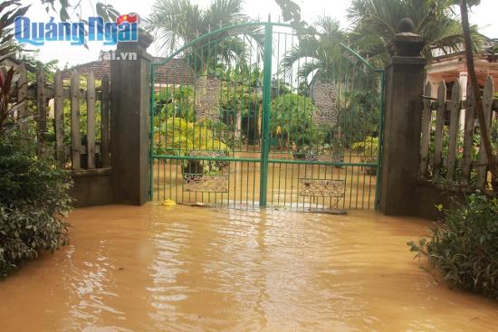 Nhiều nhà dân vùng hạ du sông Vệ vẫn còn bị ngập nước.